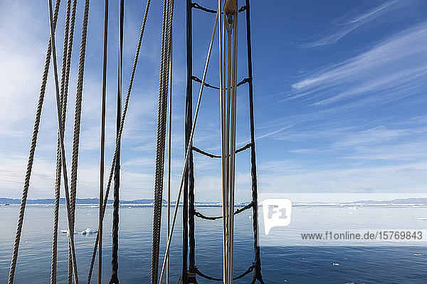 Takelage eines Segelboots auf dem sonnigen  blauen Atlantik in Grönland
