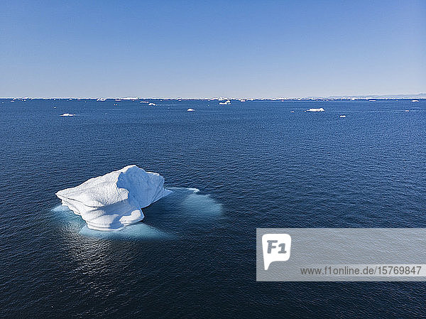 Schmelzendes Polareis auf dem sonnigen blauen Atlantischen Ozean Grönland