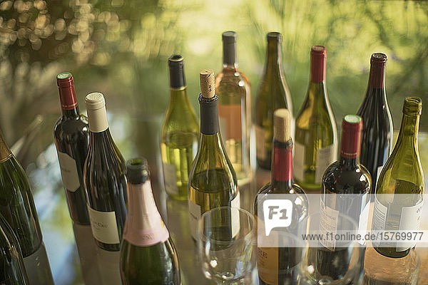 Diverse Weinflaschen auf dem Tisch
