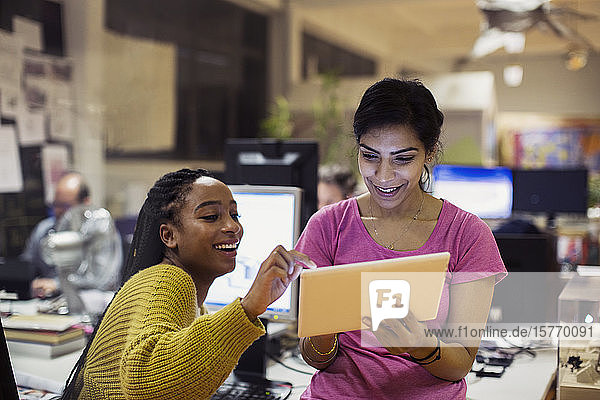 Geschäftsfrauen nutzen digitales Tablet im Büro