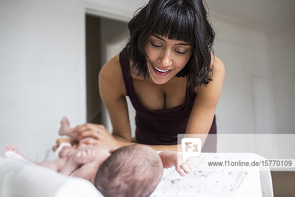 Glückliche Mutter beobachtet neugeborenes Baby Sohn