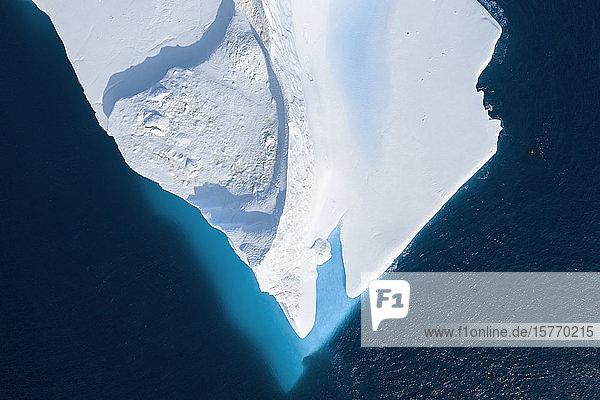Drohne Blickwinkel schmelzender Eisberg Grönland