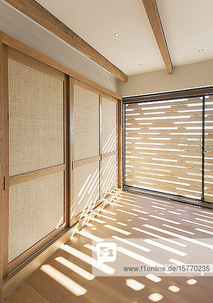 Sonnenlicht auf Hartholzböden in modernem  luxuriösem Musterhausinterieur