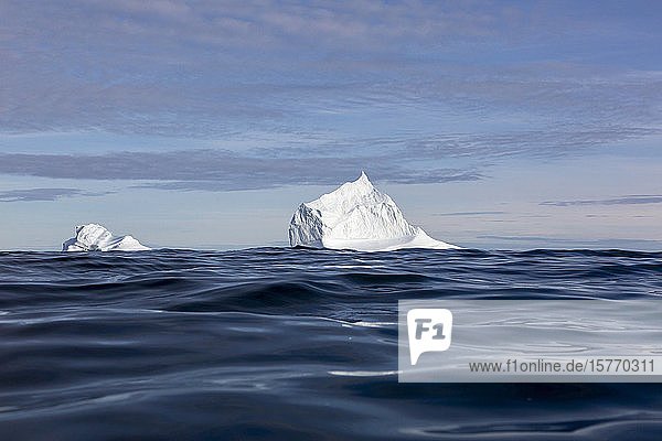 Majestätische Eisbergformationen über dem sonnigen blauen Meer