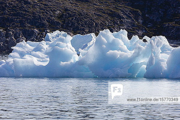 Schmelzendes Polareis am sonnigen Atlantik Grönland