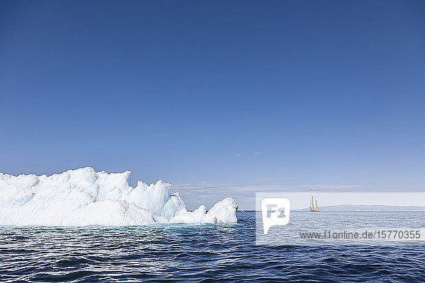 Schmelzendes Polareis auf dem sonnigen blauen Atlantischen Ozean Grönlands