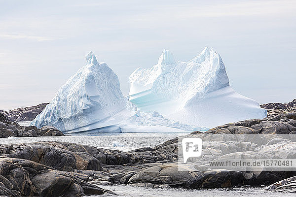 Schmelzende Eisberge unter den Felsen Grönlands