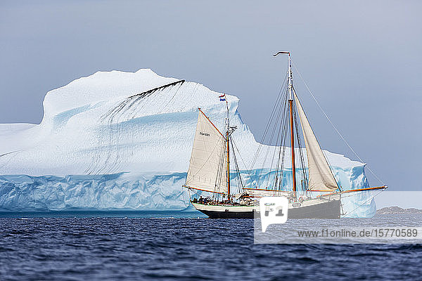 Schiff fährt entlang einer Eisbergformation im Atlantik Grönland