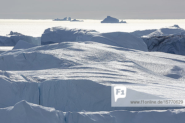 Sonnige weiße Eisberge Grönland