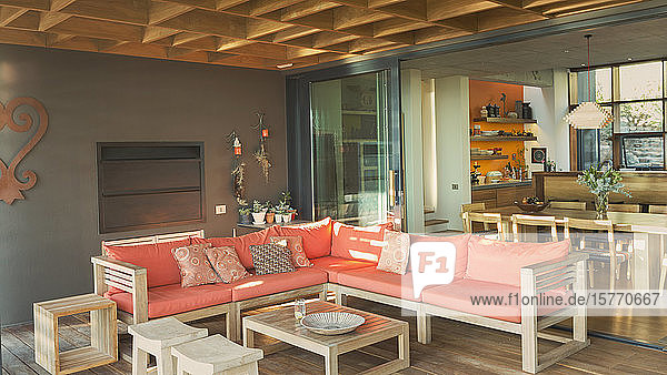 Modernes  luxuriöses Musterhaus  Terrasse mit Sofa
