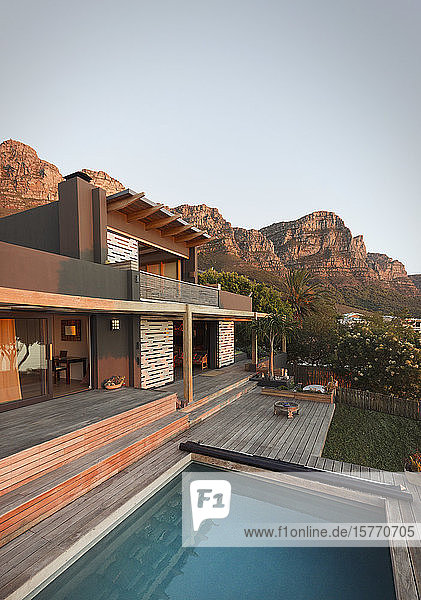 Berge hinter modernem  luxuriösem Haus Schaufenster Außenhaus mit Schwimmbad