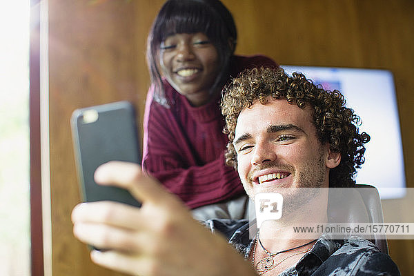 Glückliches junges multiethnisches Paar im Videochat mit Smartphone