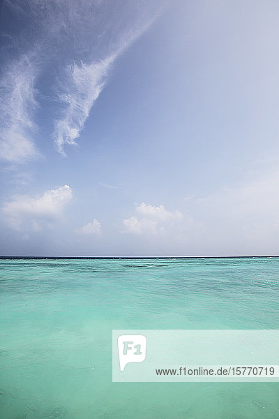 Idyllischer  türkisfarbener Ozean unter blauem Himmel  Malediven