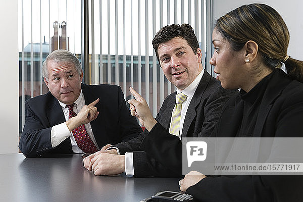 Blick auf Geschäftsleute  die sich in einem Sitzungssaal streiten.