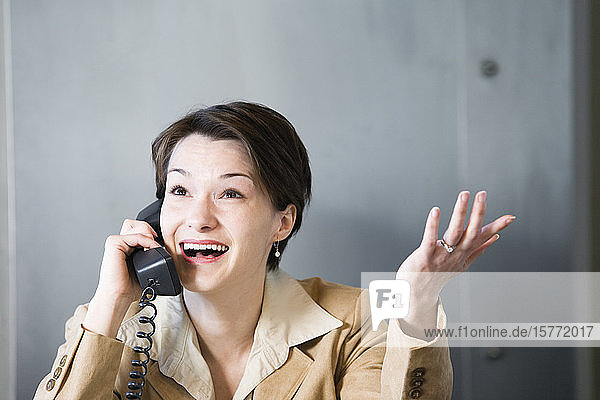 Geschäftsfrau im Gespräch am Telefon.
