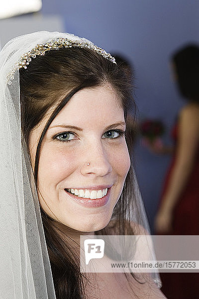 Blick auf eine lächelnde junge Braut.