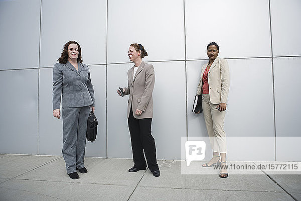Geschäftsfrauen stehen vor einem Büro