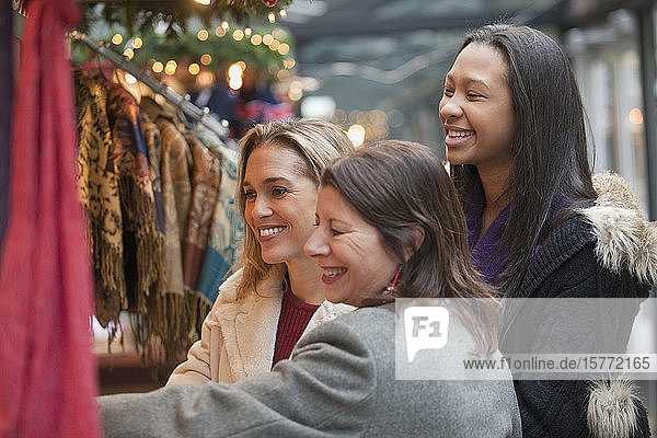 Drei Frauen beim gemeinsamen Einkaufen