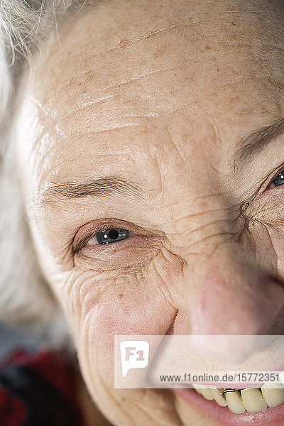 Porträt einer fröhlichen älteren Frau.