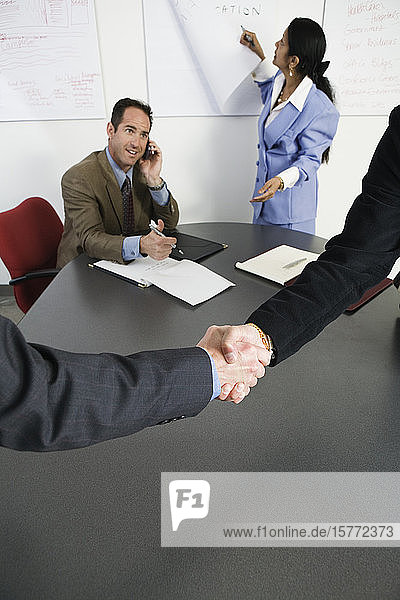 Blick auf Geschäftsleute beim Händeschütteln in einem Büro.