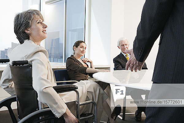 Blick auf Geschäftsleute  die in einem Büro sitzen.