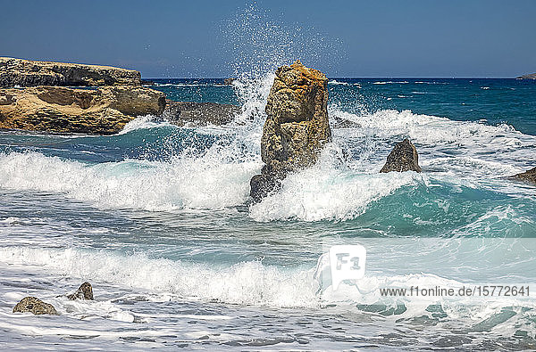 Das Meer plätschert an Felsformationen entlang der Küste einer griechischen Insel; Milos  Griechenland
