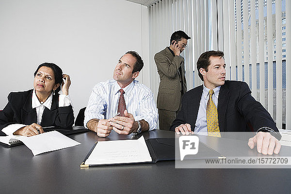 Blick auf denkende Geschäftsleute in einem Büro.