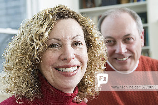 Porträt eines lächelnden Paares.