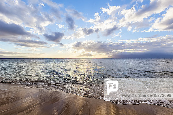Friedlicher  entspannender Sonnenuntergang mit Meerblick; Kaanapali  Maui  Hawaii  Vereinigte Staaten von Amerika