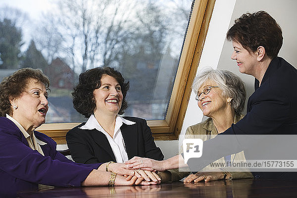 Blick auf lächelnde Geschäftsfrauen  die sich miteinander unterhalten.