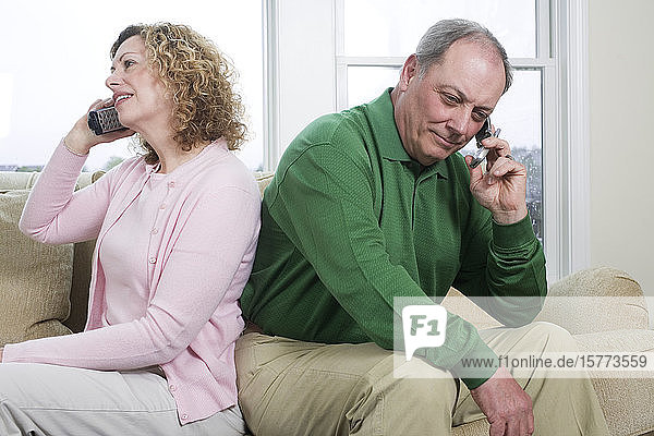Blick auf ein telefonierendes Paar.