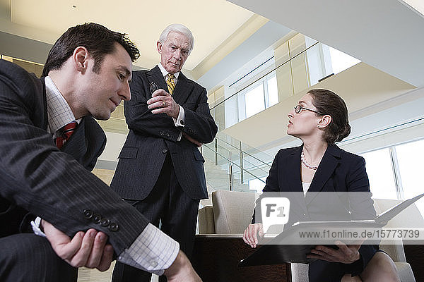Blick auf Geschäftsleute  die in einem Büro diskutieren.