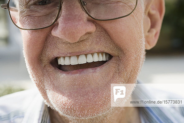 Nahaufnahme eines älteren erwachsenen Mannes  der lächelt
