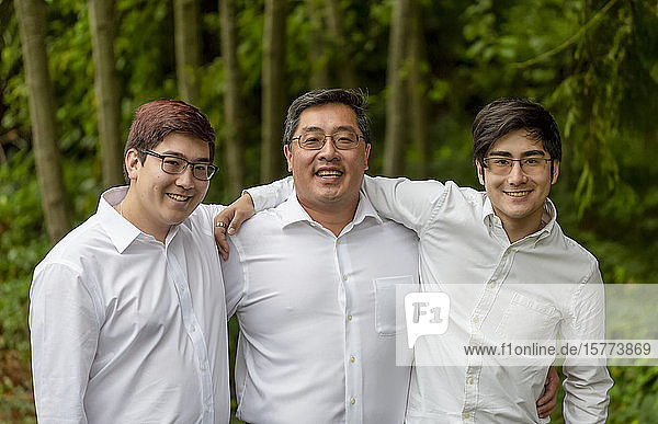 Porträt eines Vaters mit zwei Söhnen  alle tragen weiße Hemden; Langley  British Columbia  Kanada