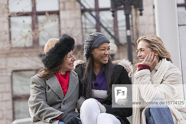 Drei Frauen in enger Freundschaft  die miteinander sprechen; Boston  Massachusetts  Vereinigte Staaten von Amerika
