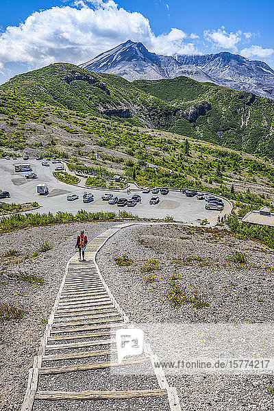 Treppe  die vom Parkplatz des Windy Ridge Trailhead hinaufführt  mit der Caldera des Mount Saint Helens im Hintergrund; Randle  Washington  Vereinigte Staaten von Amerika