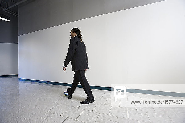 Ein junger Mann geht durch den Korridor.