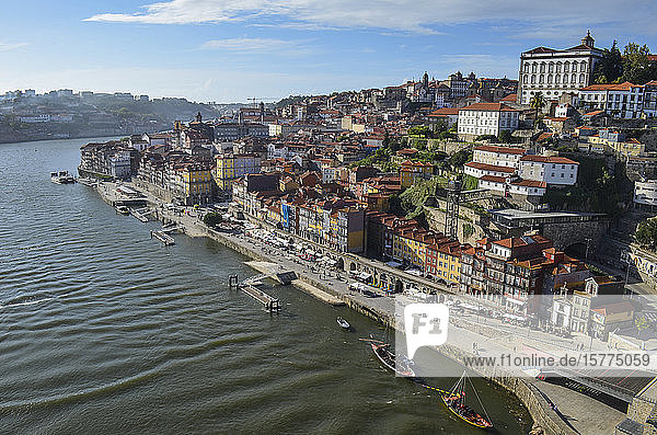 Hochwinkelansicht einer Küstenstadt mit einem Segelboot  das in der Nähe der Hafenmauer vertäut ist  Portugal.
