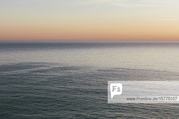 Meereslandschaft in der Morgendämmerung - Blick über die Meeresoberfläche