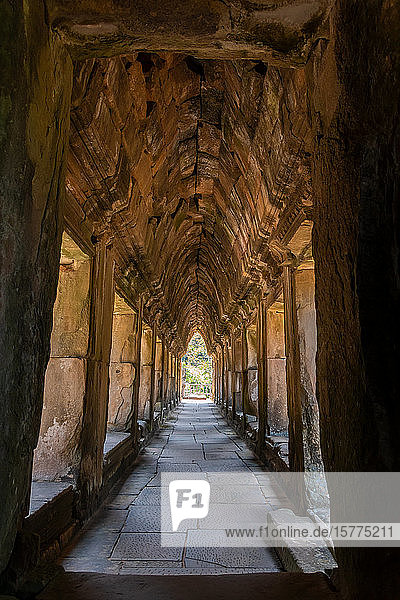 Antiker Korridor bei Angkor Wat  Kambodscha