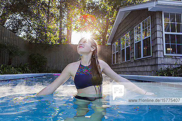 Ein jugendliches Mädchen schwimmt in einem Pool