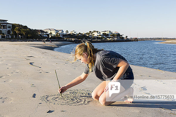 Ein junges Mädchen spielt in Sanddünen  am Strand