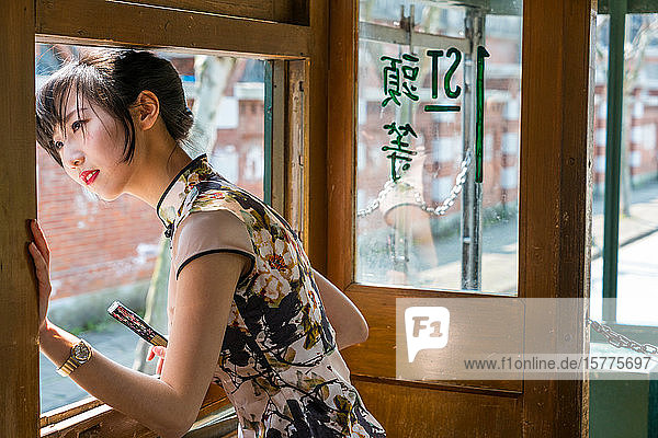 Junge chinesische Frau in alter Straßenbahn  Shanghai  China