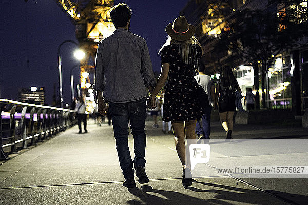 Ehepaar geht nachts auf der Straße