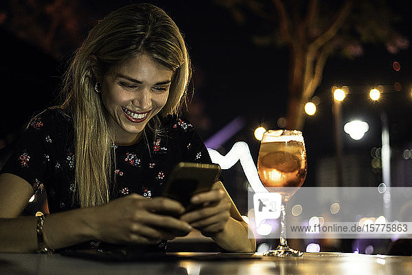 Junge Frau benutzt ein Smartphone