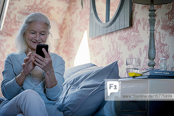 Ältere Frau benutzt ein Smartphone