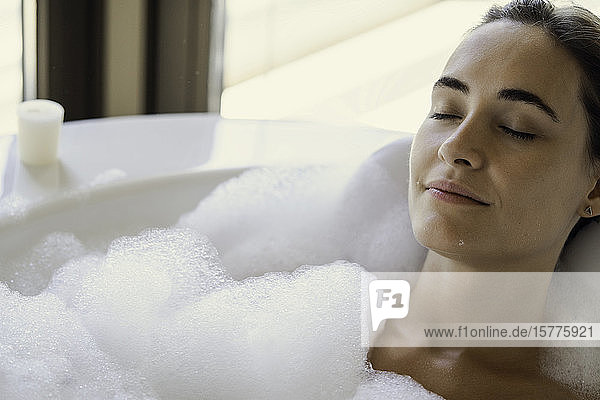Junge Frau entspannt in der Badewanne