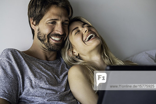 Ehepaar benutzt digitales Tablet
