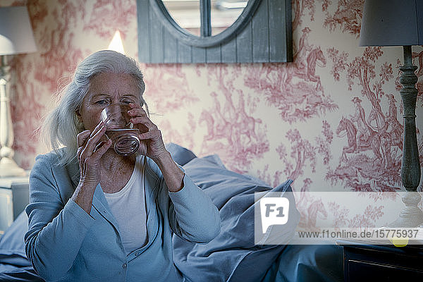 Ältere Frau nimmt Pille