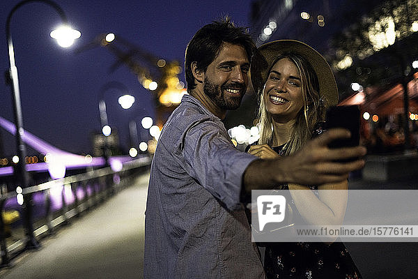Junges Paar nimmt Selfie
